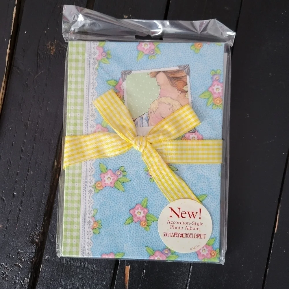 Mary Engelbreit Sealed Accordion Photo Album Scrapbook Mom & Baby 5x7 Floral Bow